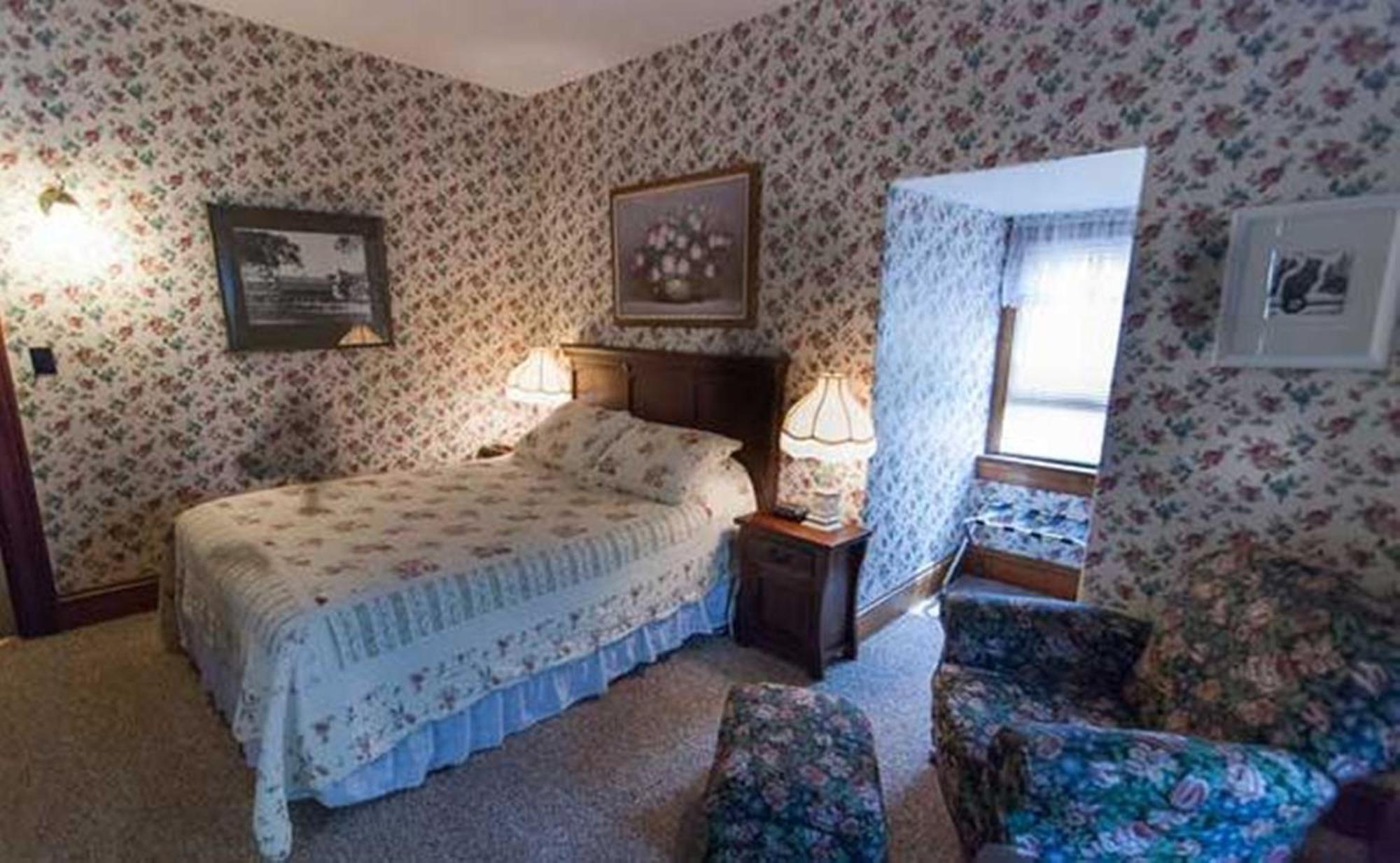 Carriage House Inn Фредериктон Экстерьер фото