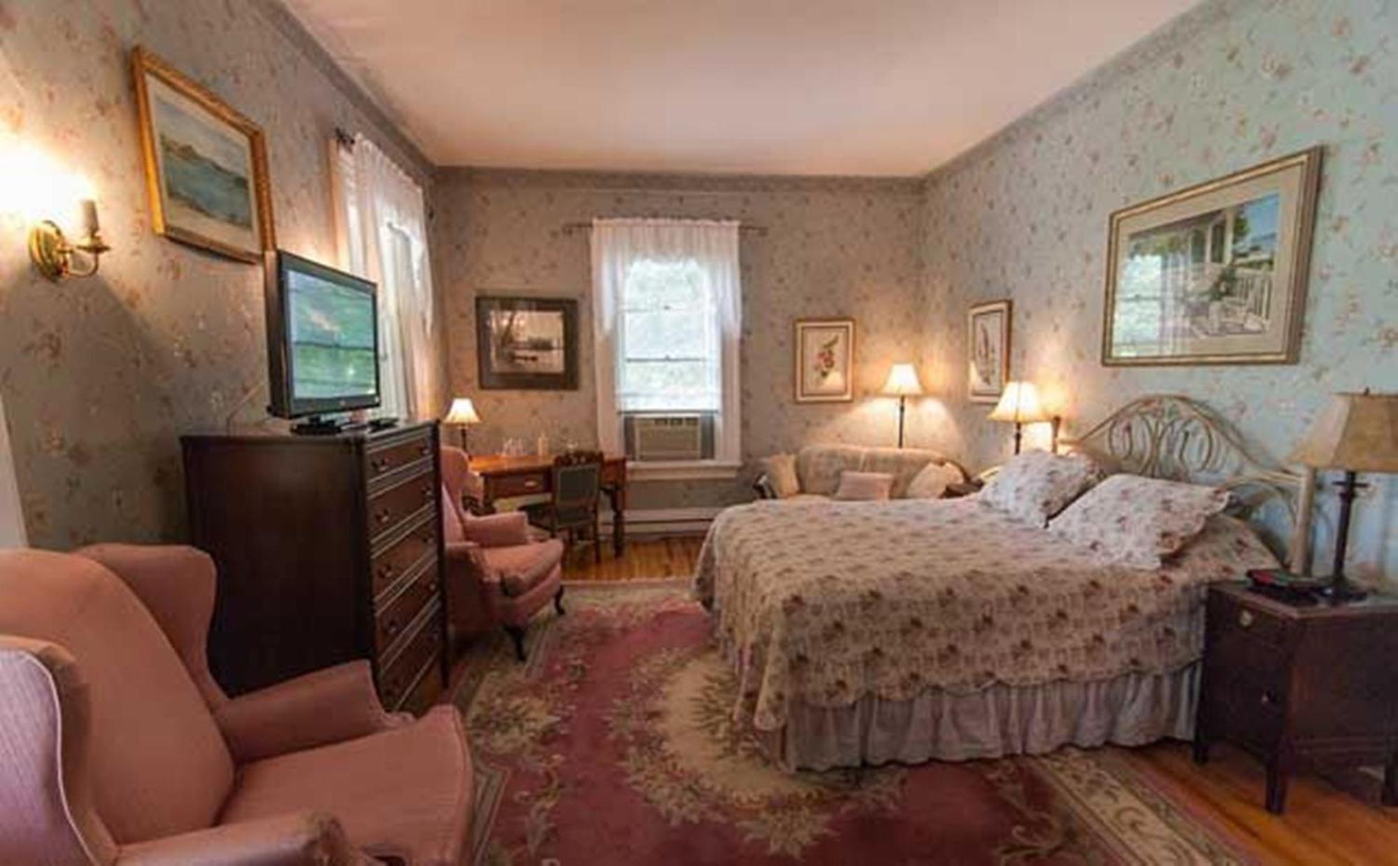 Carriage House Inn Фредериктон Экстерьер фото