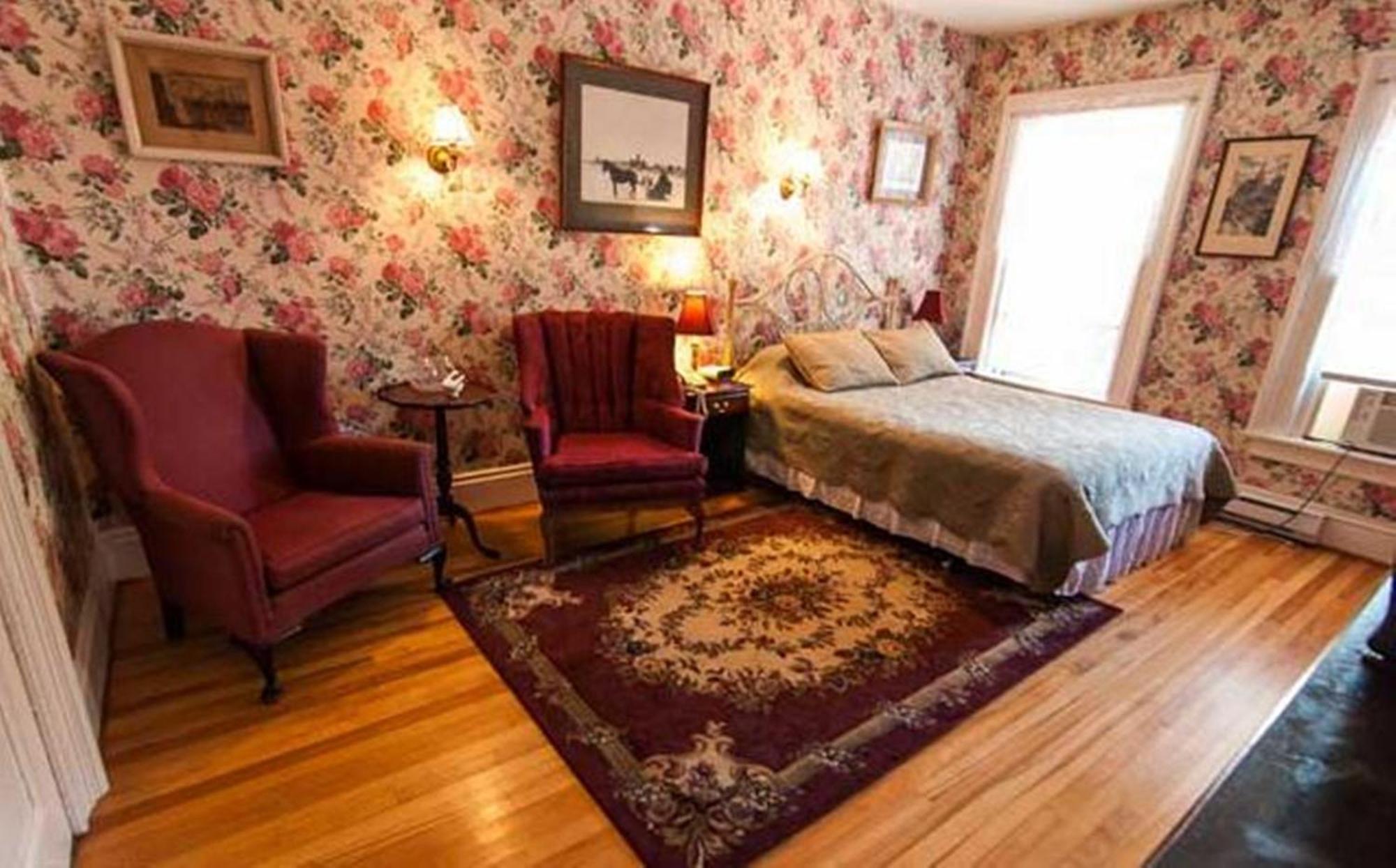 Carriage House Inn Фредериктон Экстерьер фото