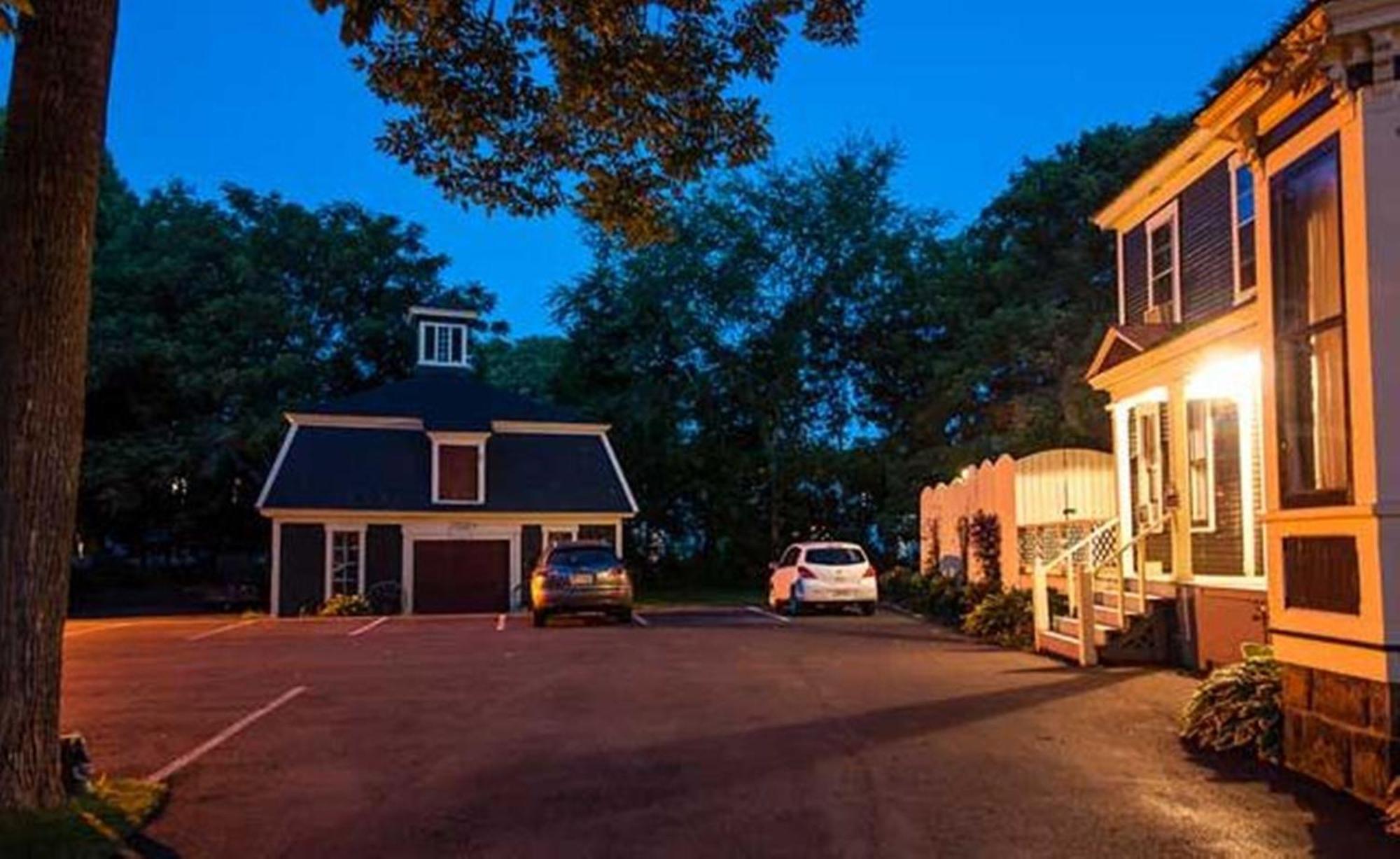 Carriage House Inn Фредериктон Экстерьер фото