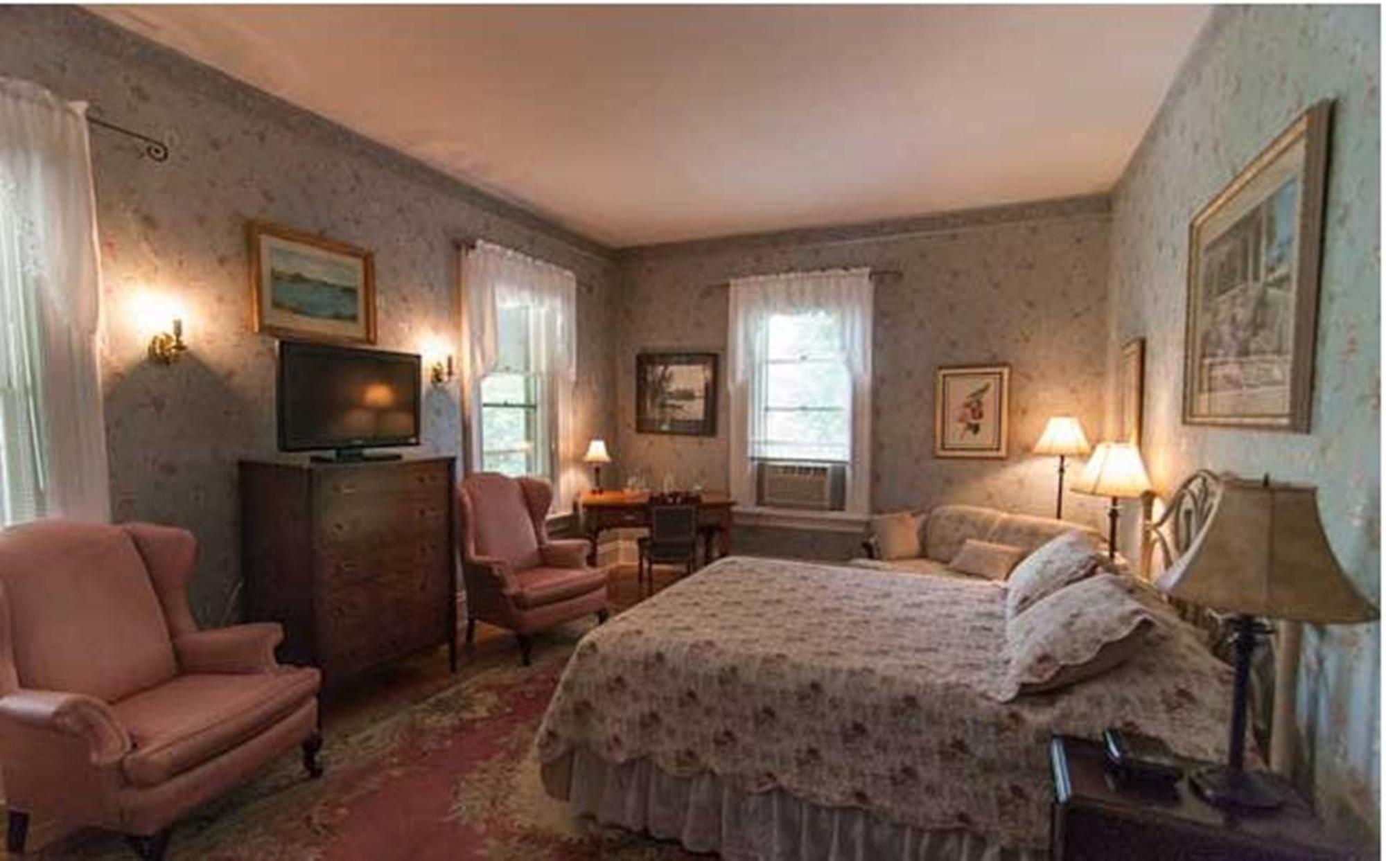 Carriage House Inn Фредериктон Экстерьер фото