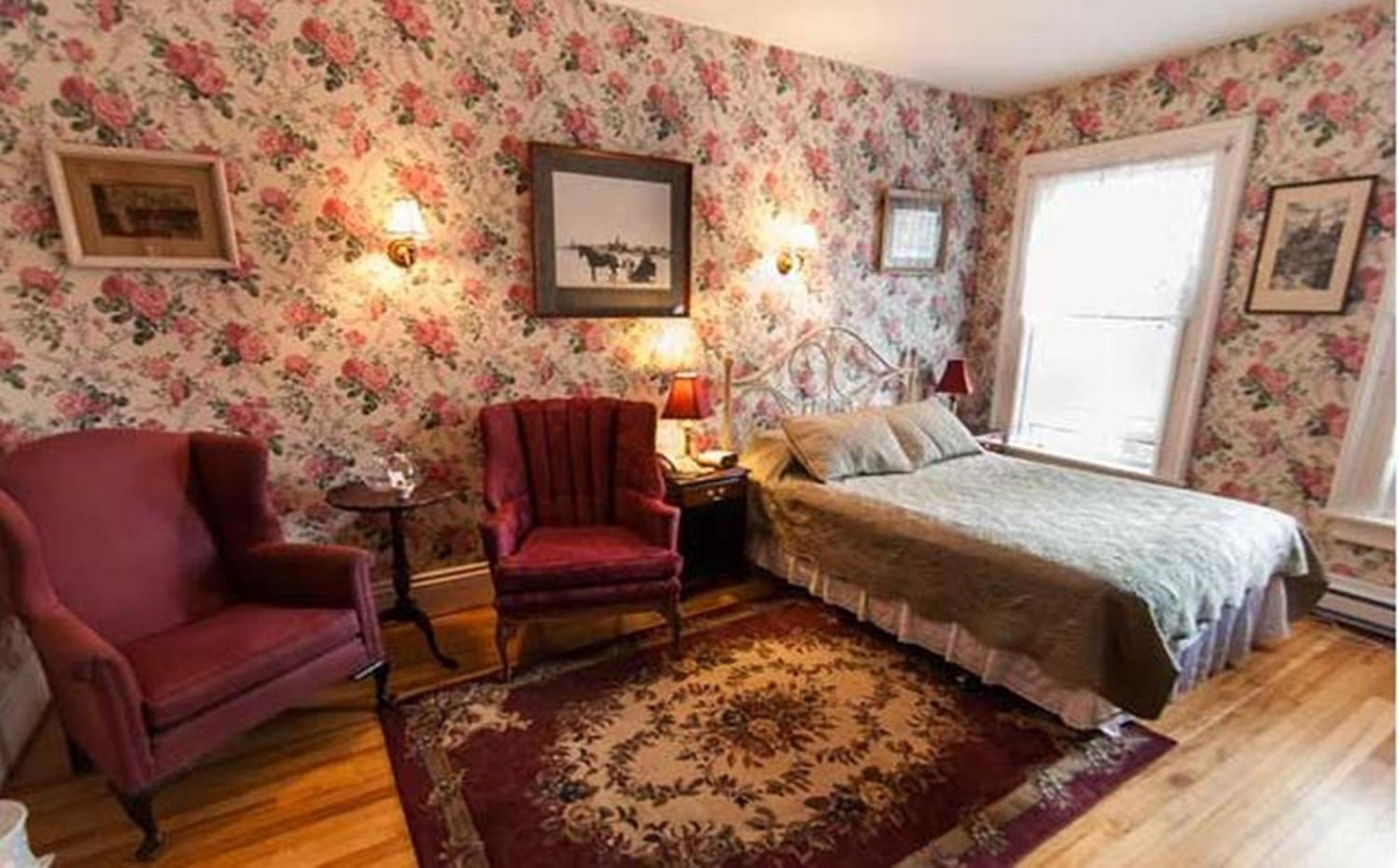 Carriage House Inn Фредериктон Экстерьер фото