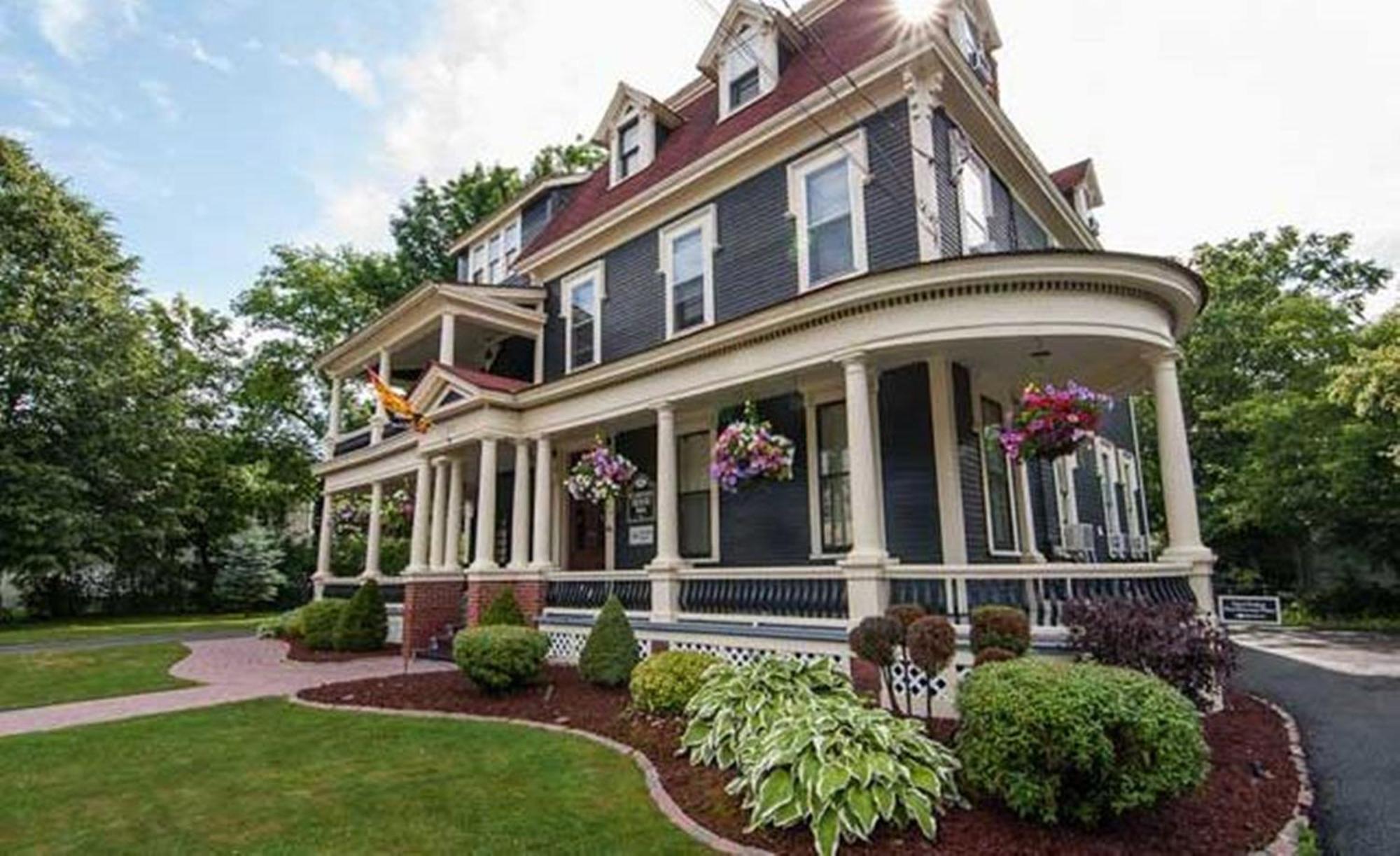 Carriage House Inn Фредериктон Экстерьер фото