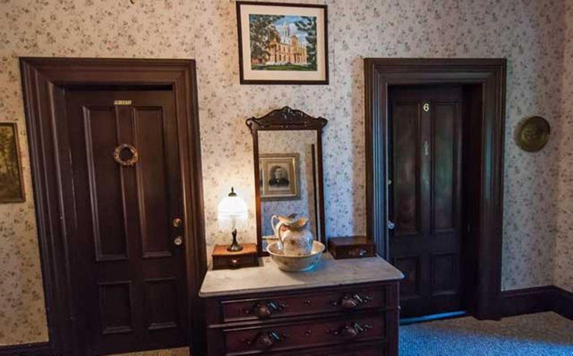 Carriage House Inn Фредериктон Экстерьер фото