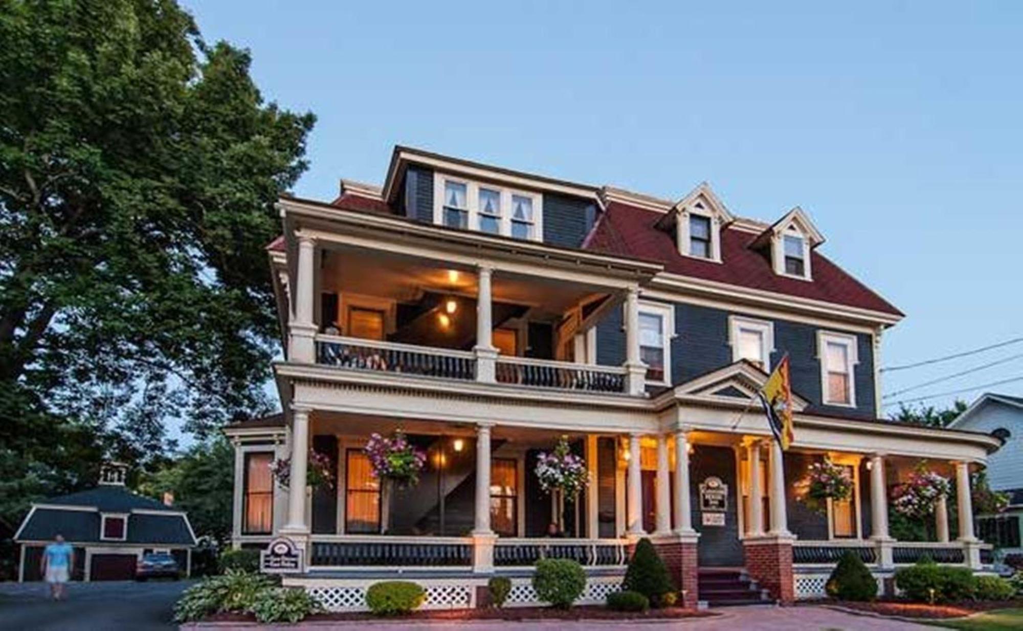 Carriage House Inn Фредериктон Экстерьер фото