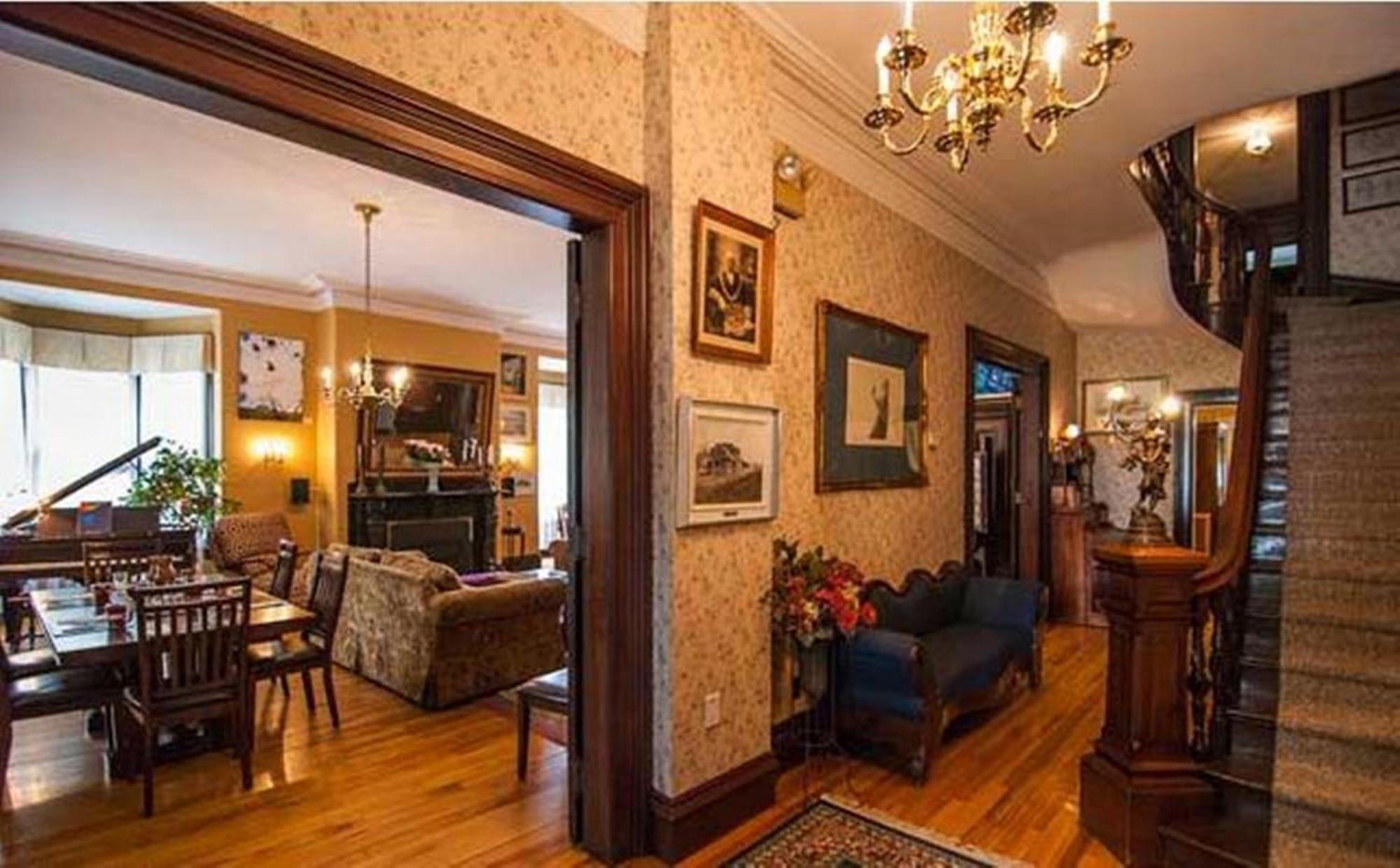 Carriage House Inn Фредериктон Экстерьер фото