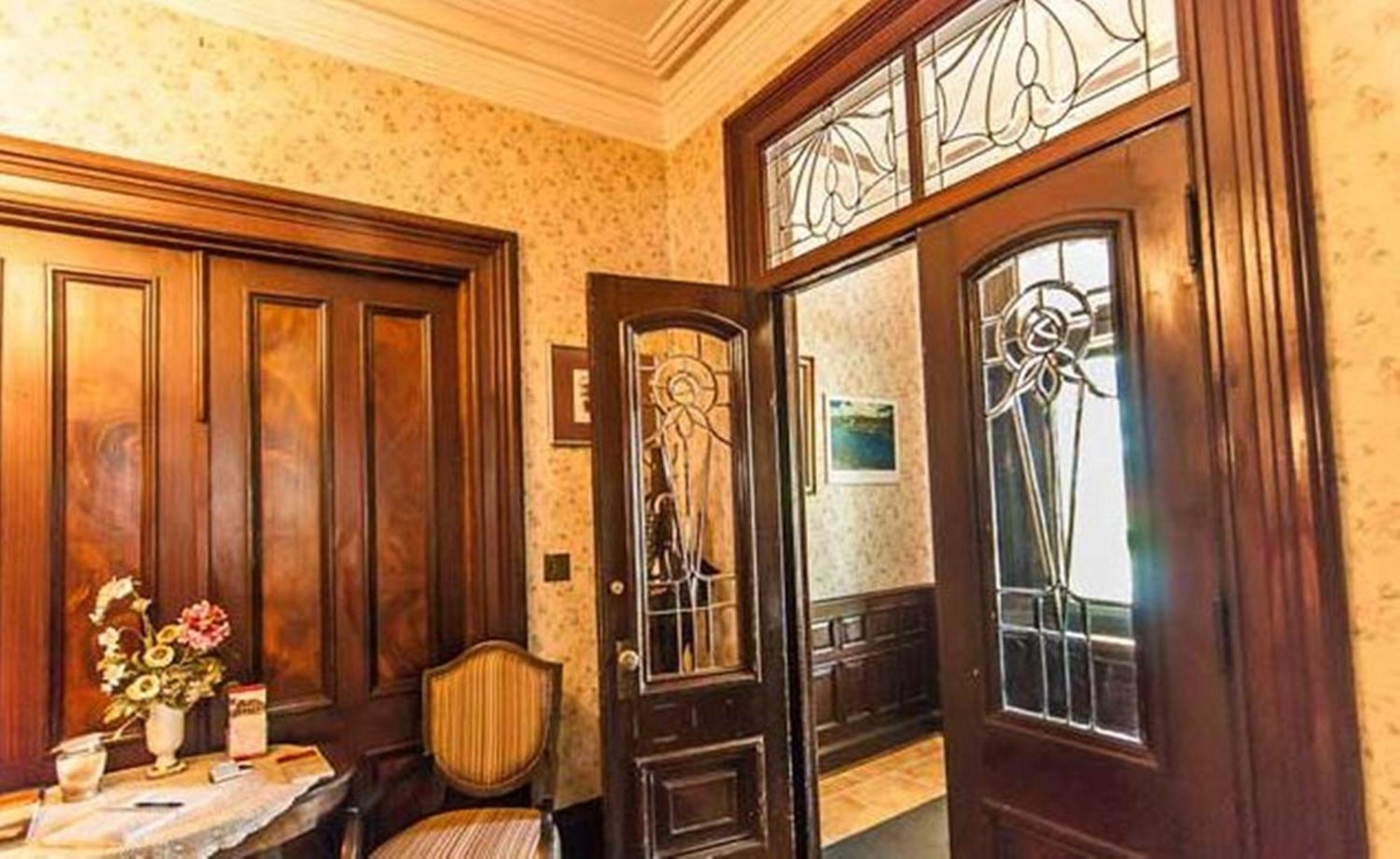 Carriage House Inn Фредериктон Экстерьер фото