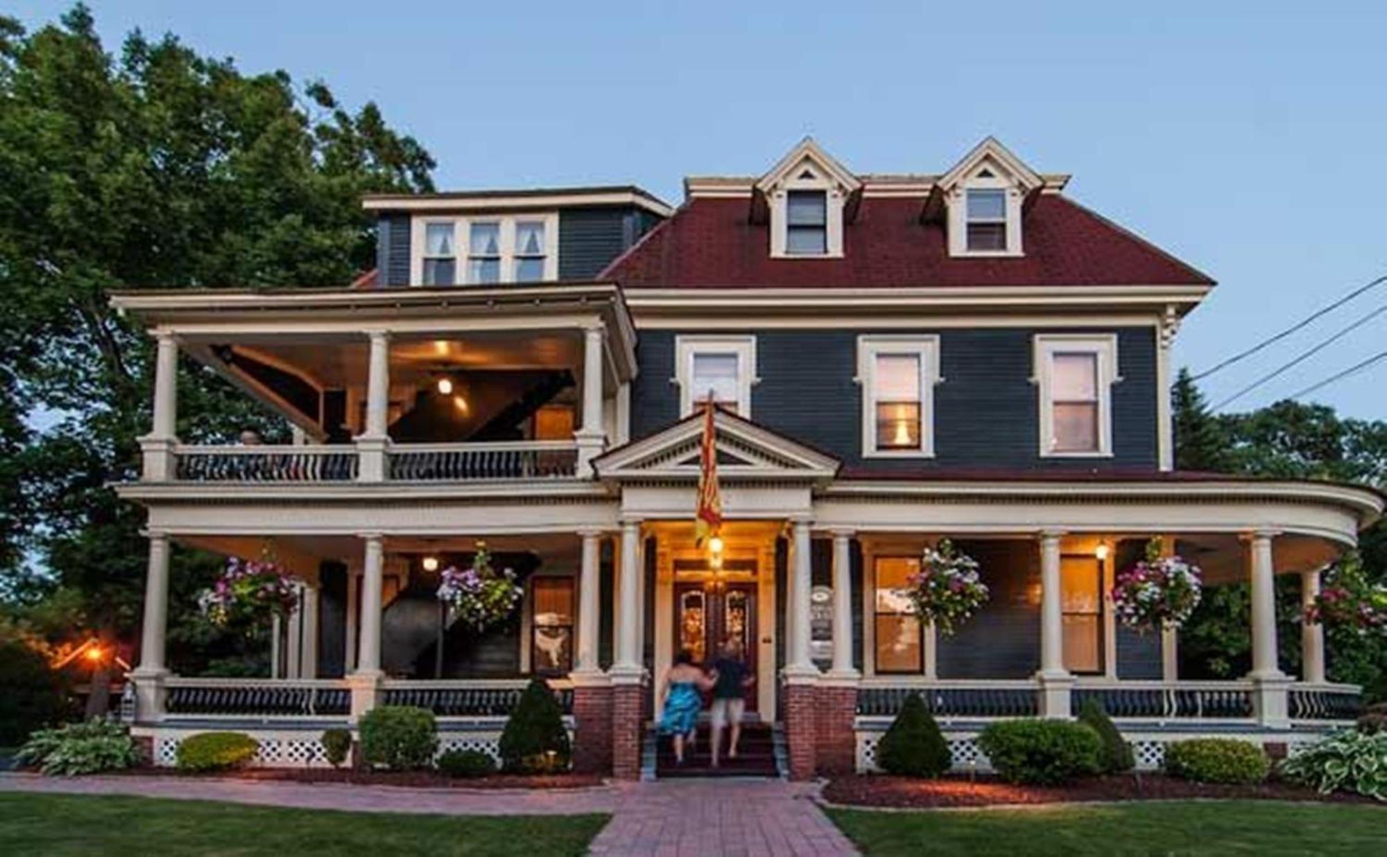 Carriage House Inn Фредериктон Экстерьер фото