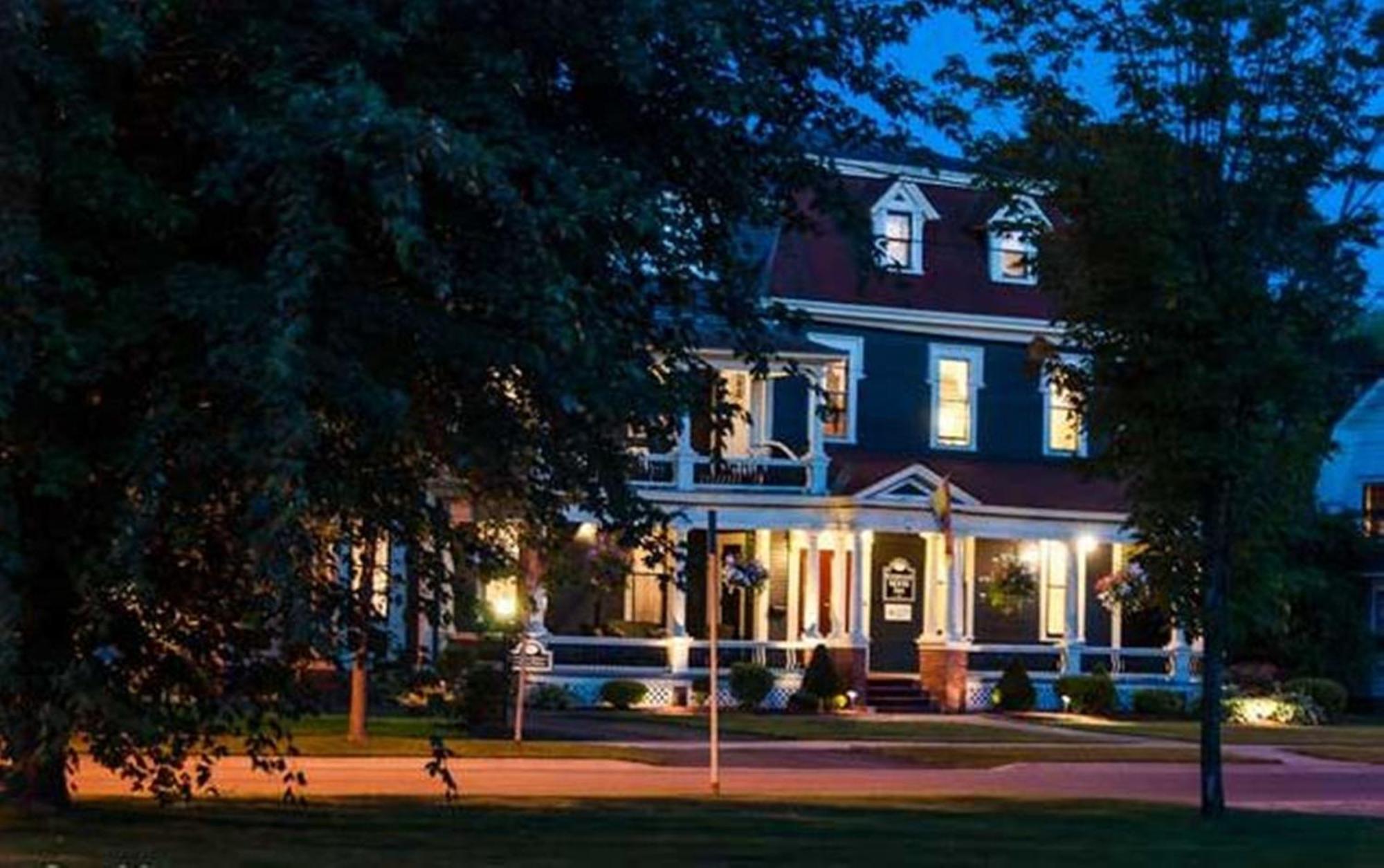 Carriage House Inn Фредериктон Экстерьер фото