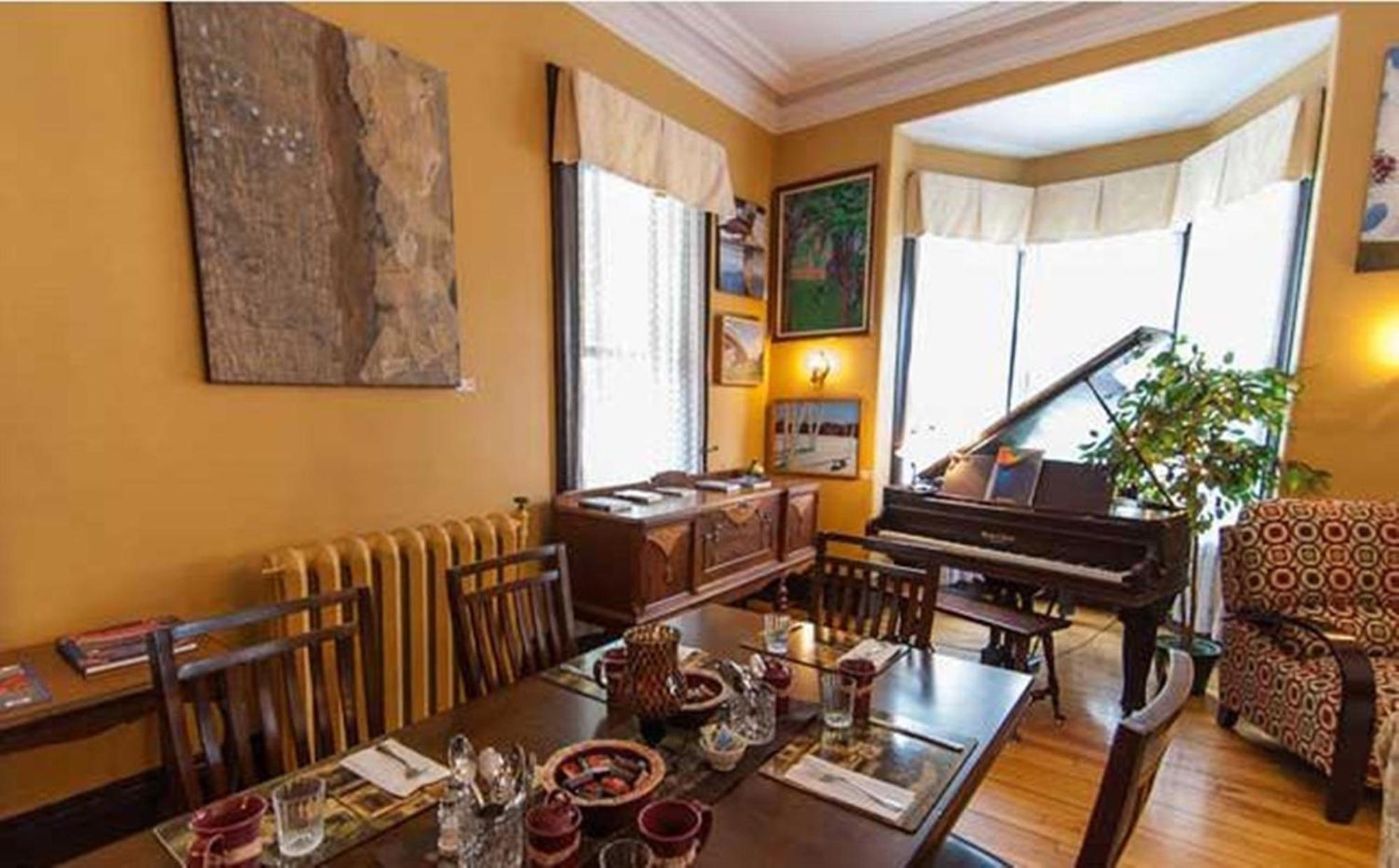 Carriage House Inn Фредериктон Экстерьер фото