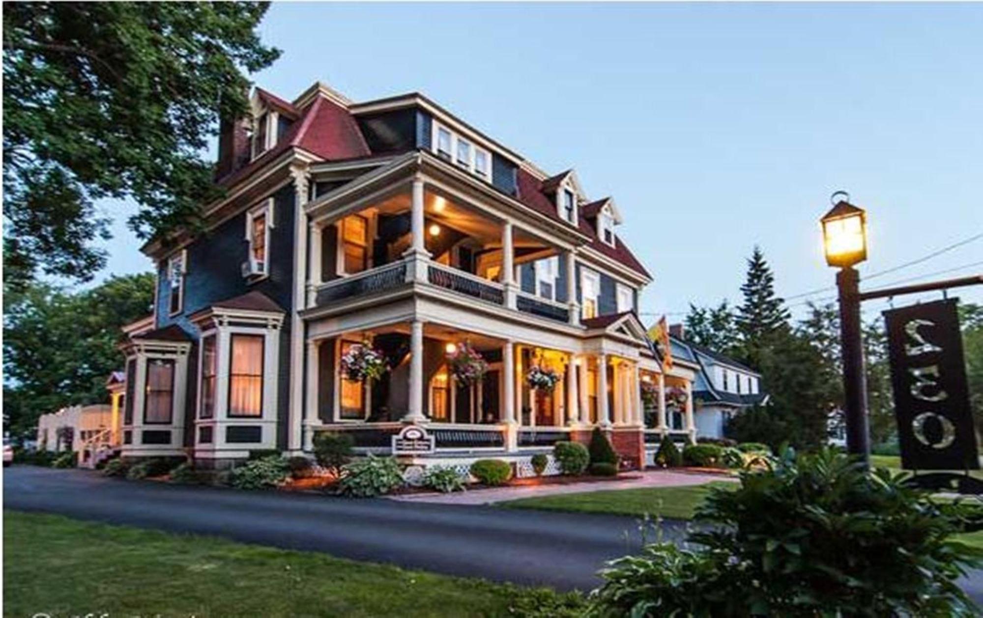 Carriage House Inn Фредериктон Экстерьер фото