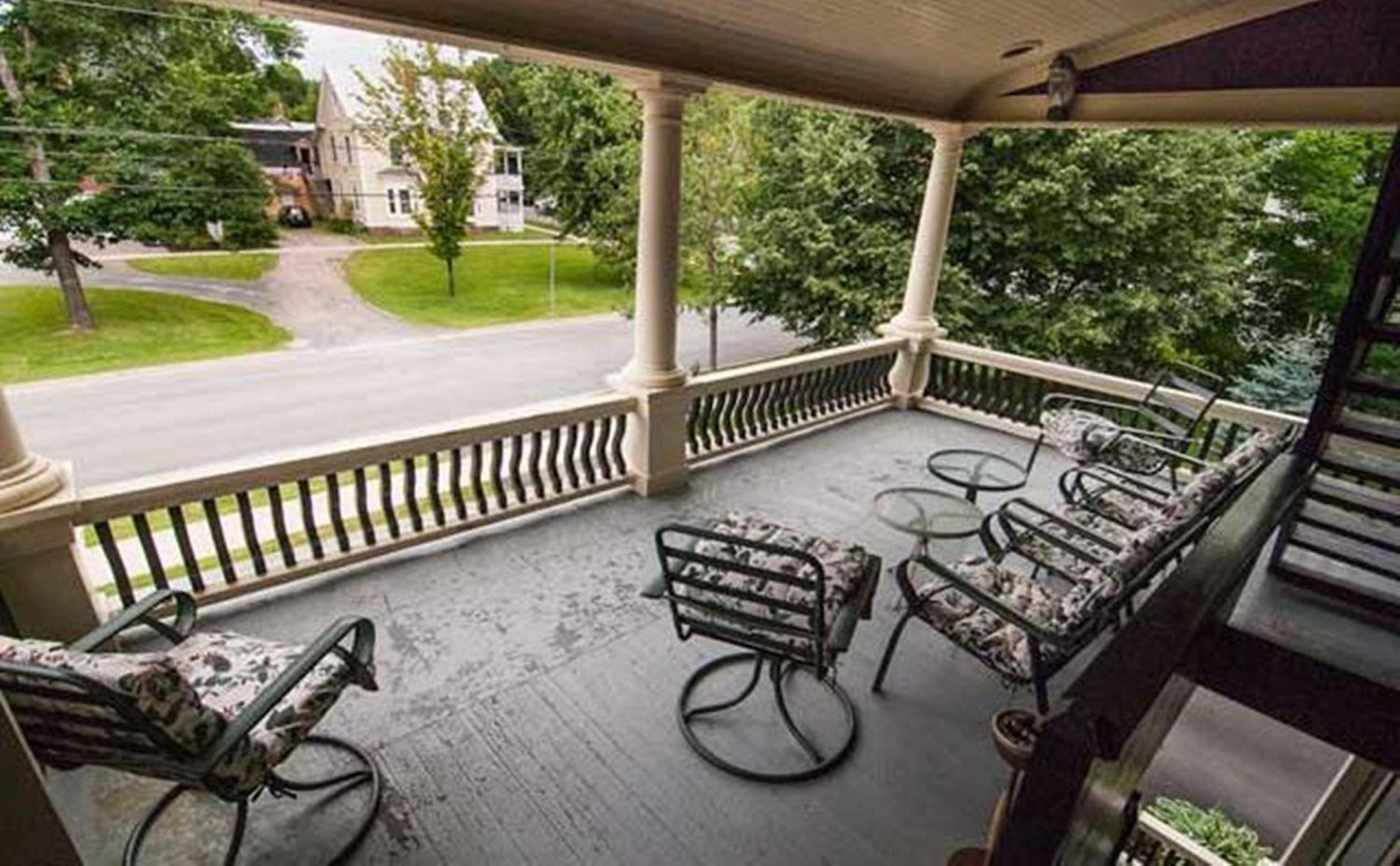 Carriage House Inn Фредериктон Экстерьер фото