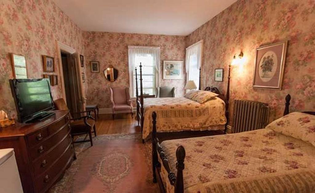 Carriage House Inn Фредериктон Экстерьер фото