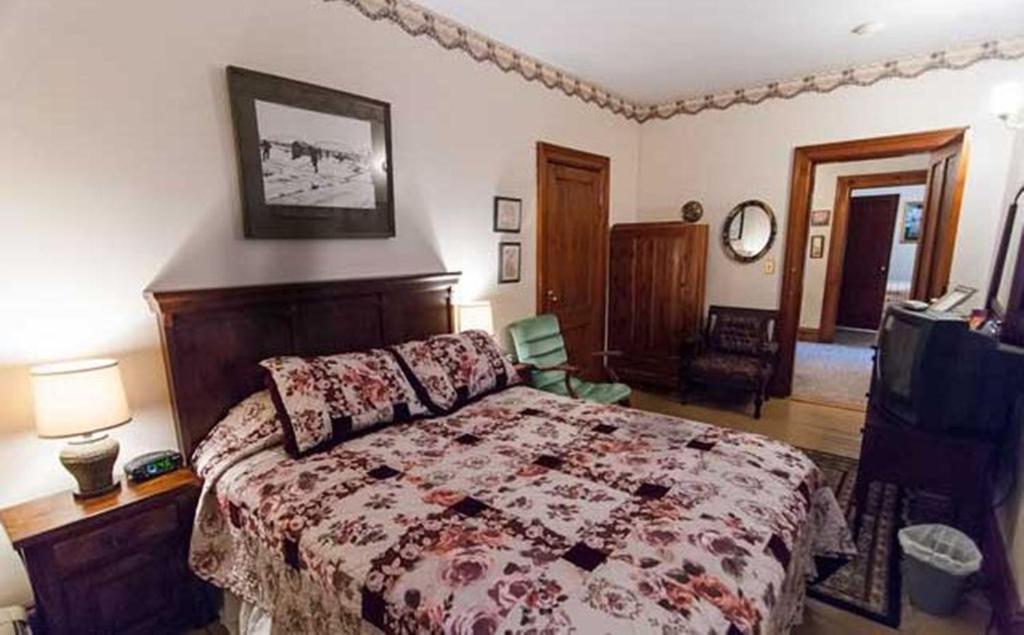 Carriage House Inn Фредериктон Экстерьер фото