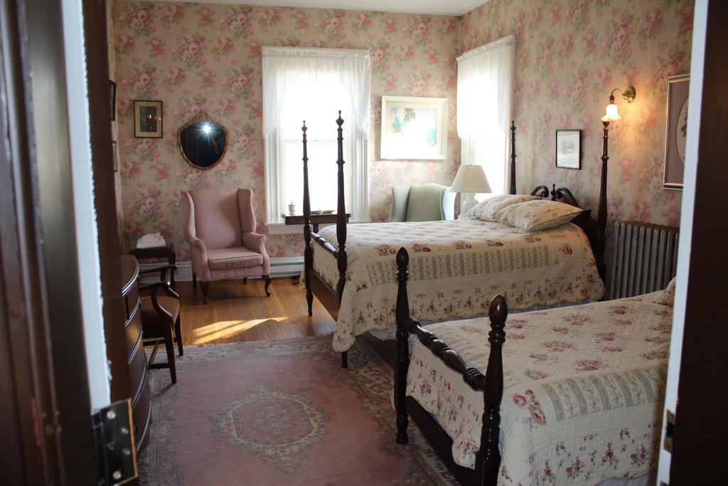Carriage House Inn Фредериктон Экстерьер фото
