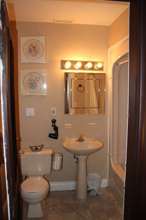 Carriage House Inn Фредериктон Экстерьер фото